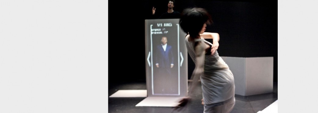 Bailarina actuando frente a una escenografía de cartón en la obra Play