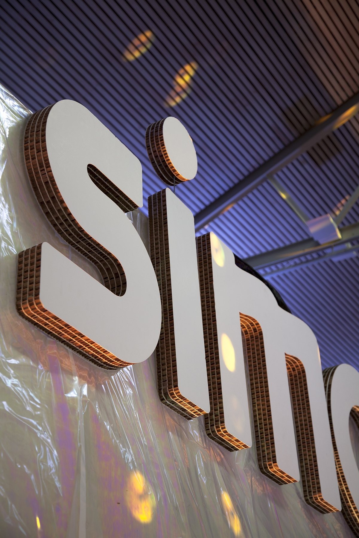  Letras corpóreas de cartón con logotipo de SIMON en stand efímero diseñado por Cardboard para DecorAcción Madrid