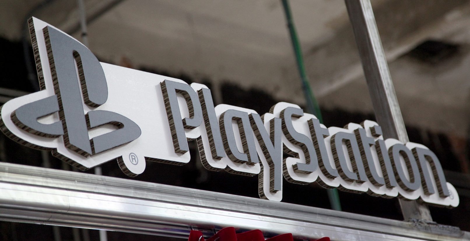 Logotipo corpóreo de cartón de PlayStation, ideal para branding en eventos