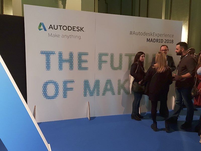 Photocall personalizado en cartón para evento sostenible de Autodesk
