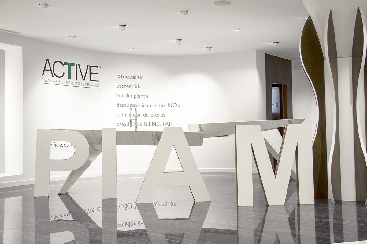 Logotipo corpóreo de cartón para exposición de PIAM