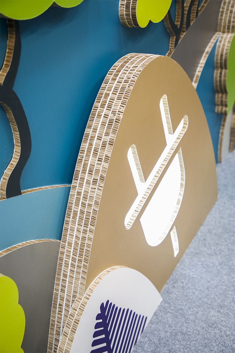 stand-de-cartón-modular-caja-de-luz-enchufe