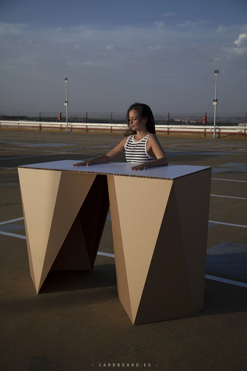 Mostrador ecológico de cartón para atención al público diseño origami