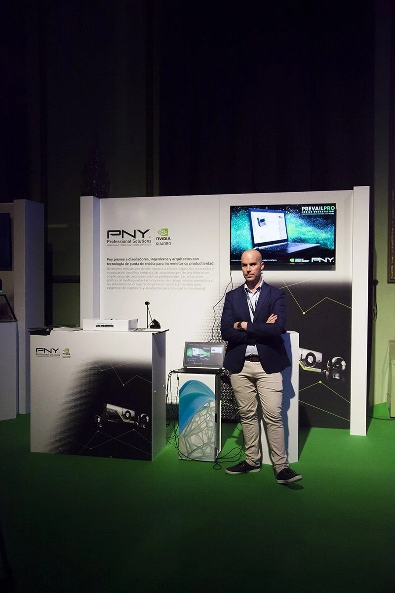 Stand de cartón impreso personalizado para eventos corporativos