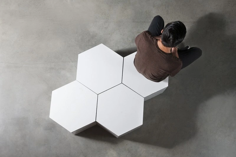 Taburete de cartón hexagonal para zonas de descanso en eventos