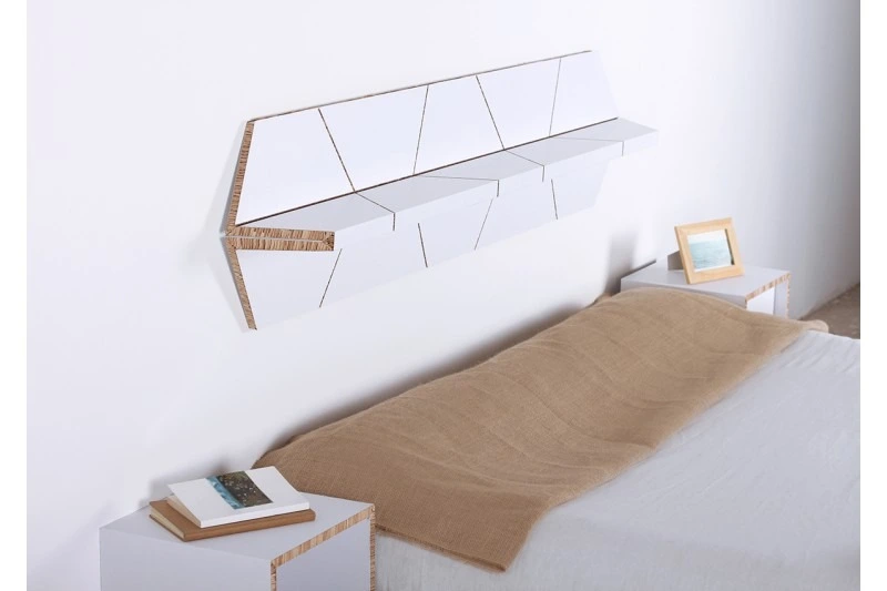 Simulación de cama con cabecero y mesitas de noche de cartón