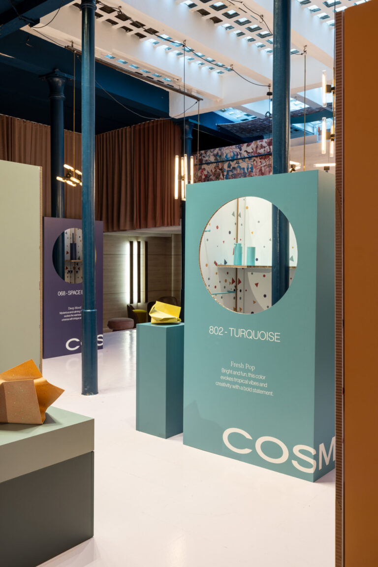 Plano corto de los expositores de cartón para presentar producto