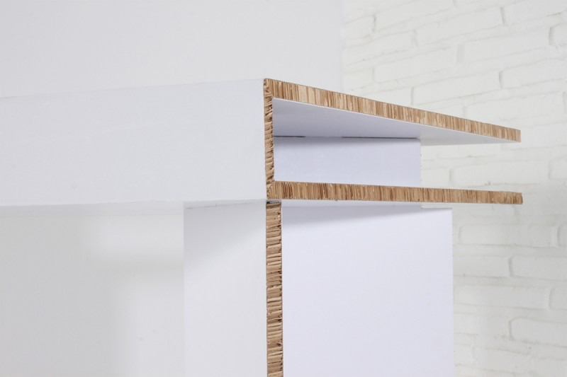 Estructura de mesa fabricada en cartón reciclado, diseñada para eventos sostenibles y reutilizables