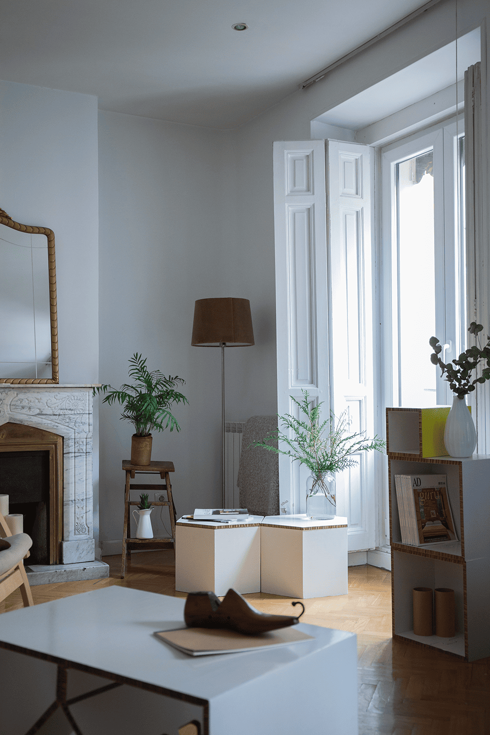 Salón con mobiliario minimalista de cartón de color blanco diseñado por Cardboard, ejemplos de mobiliario ecológico para eventos sostenibles