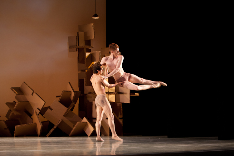 Escenografía de cartón kraft en una pieza de danza contemporánea