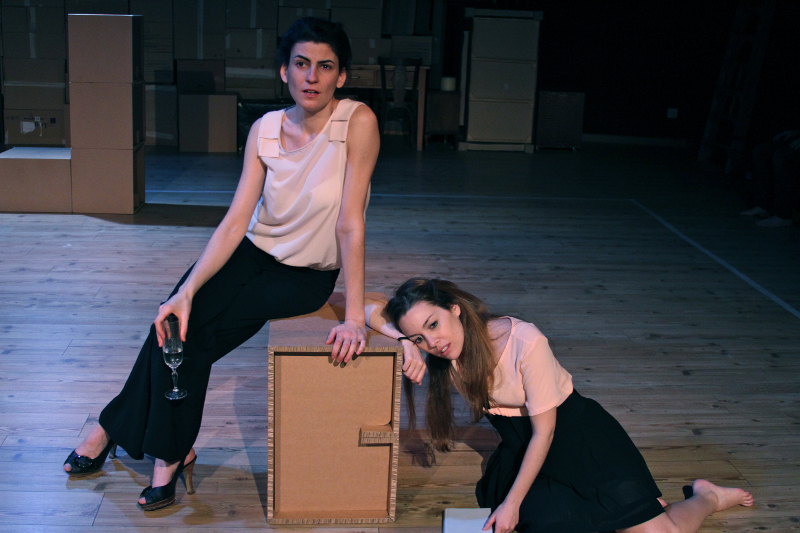 Escenografía de cartón con módulos cúbicos en la obra Artículo 47