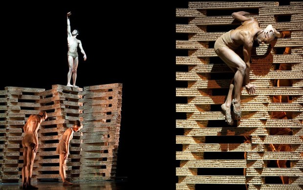 Escenografía de cartón con bailarines sobre estructuras apiladas en Triangle of the Squinches