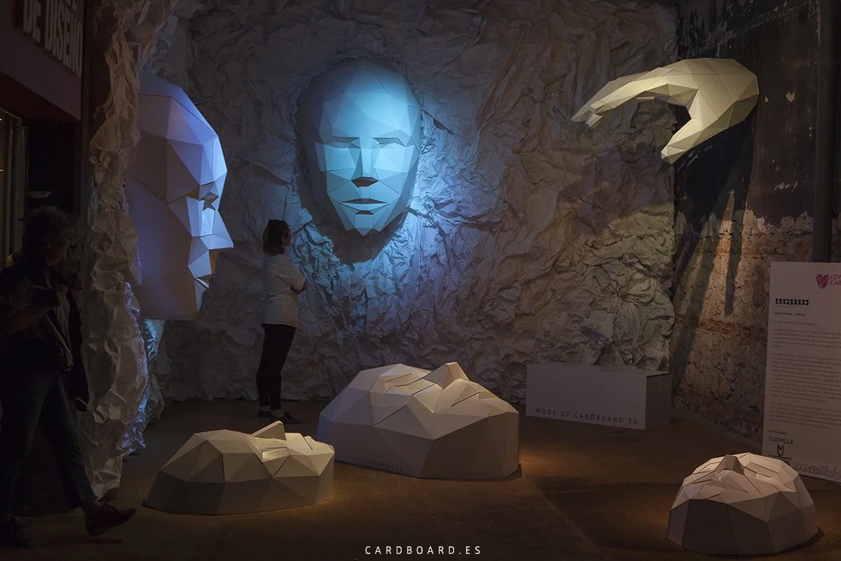 Escenografía de cartón en la instalación Huella en Dimad, Matadero Madrid