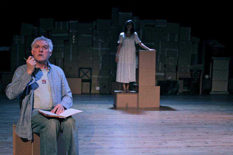 Escenografía de cartón en acción durante la obra Artículo 47