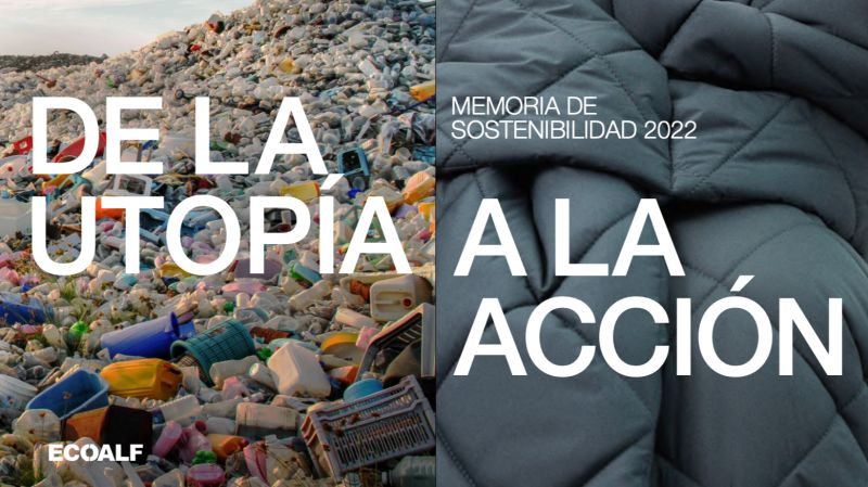 Montaña de plásticos frente a modelo de perfil con abrigo de Ecoalf en una campaña de concienciación