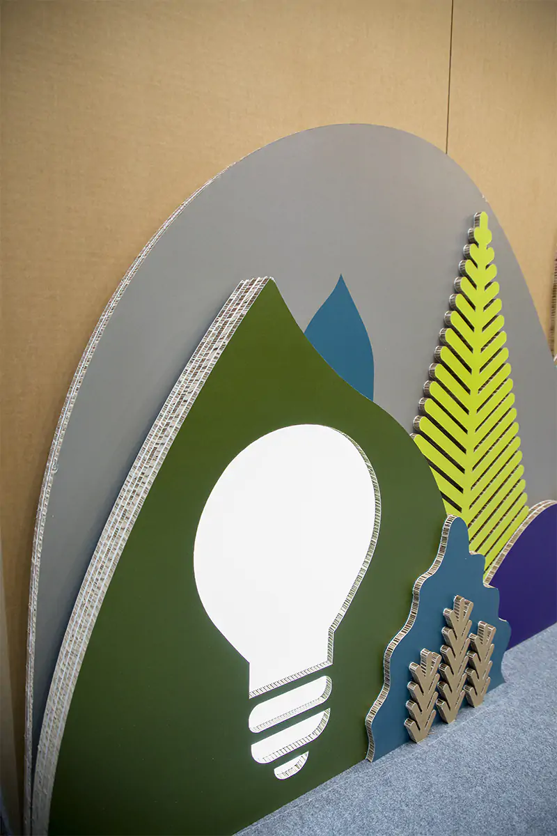 Vista de cerca de los corpóreos de cartón reciclable utilizado en el stand de AMBILAMP