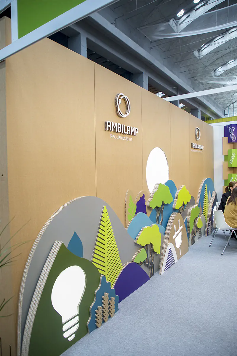 Stand ecológico de cartón diseñado para AMBILAMP, modular y adaptable a distintos espacios