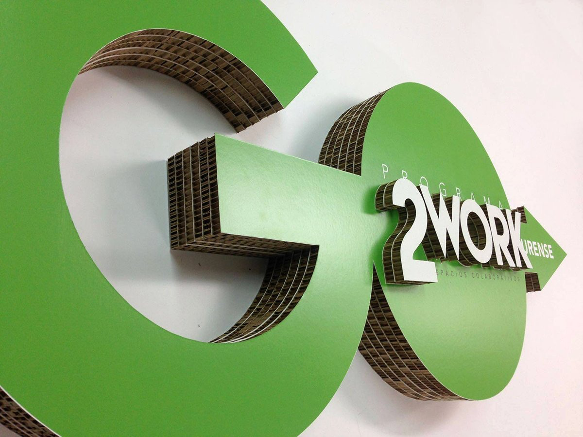 Logotipo tridimensional de Cardboard fabricado en cartón reciclado con acabado en verde