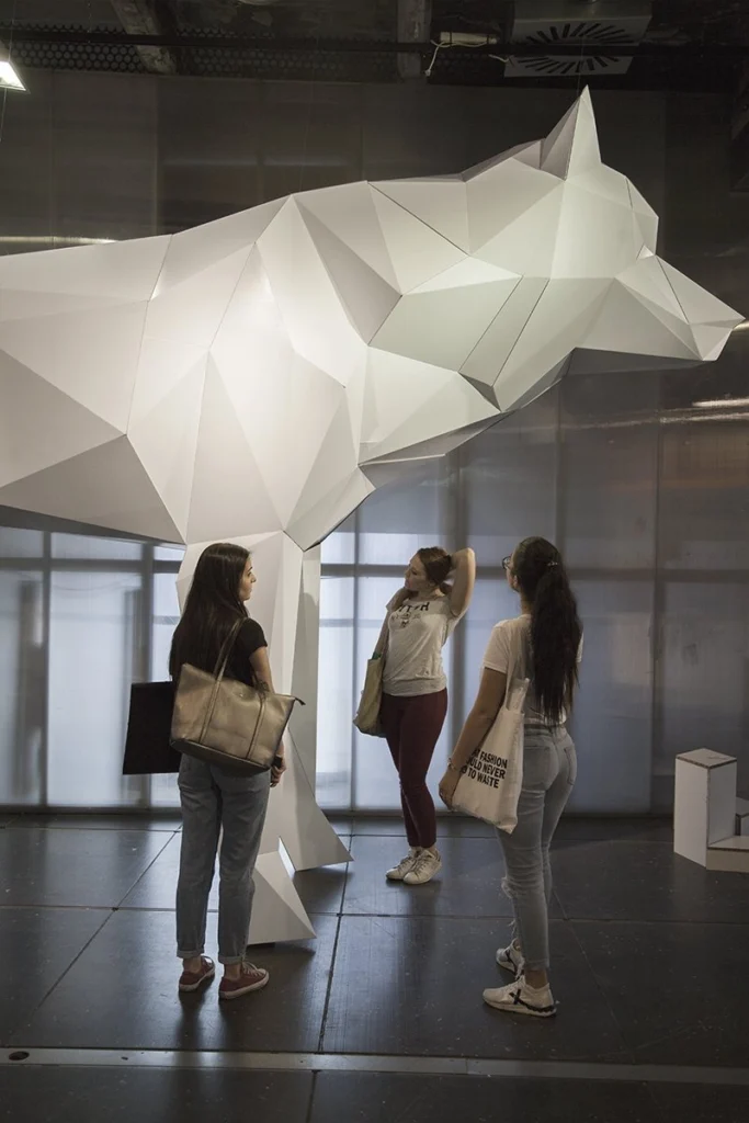 lobo-de-cartón-gigante-cardboard-wolf