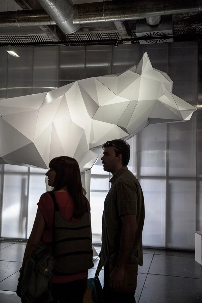 cardboard-giant-animal-lobo-cartón