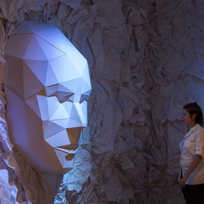 Escenografía-de-cartón-cabezas-gigantes-mano-1