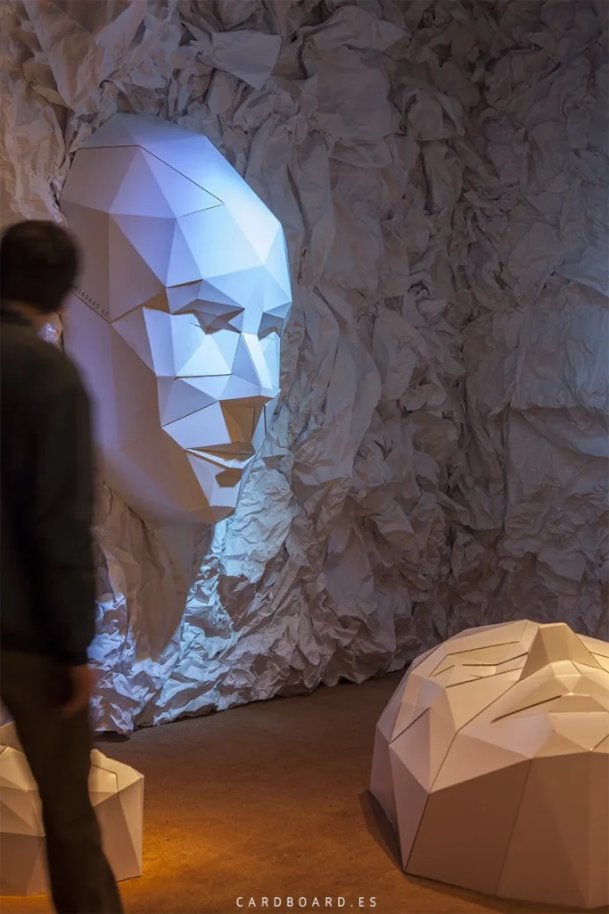 escenografía-de-cartón-cabezas-lowpoly-gigantes