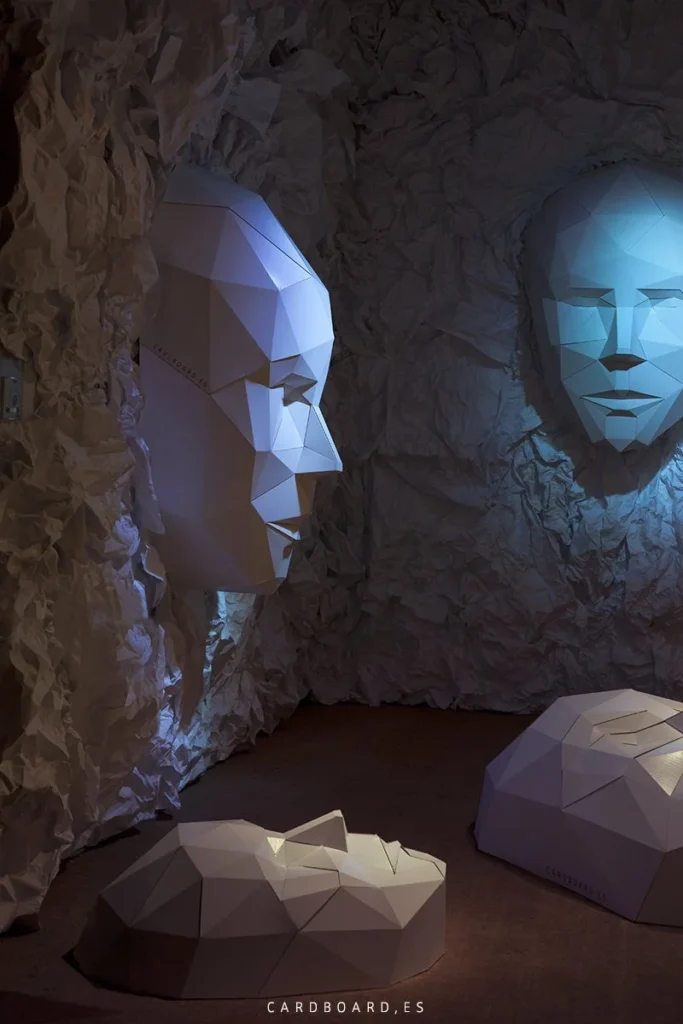 escenografía-de-cartón-caras-gigantes-facetadas