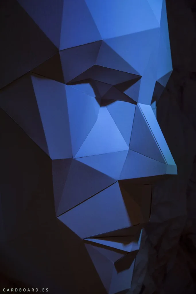 escenografía-de-cartón-caras-humanas