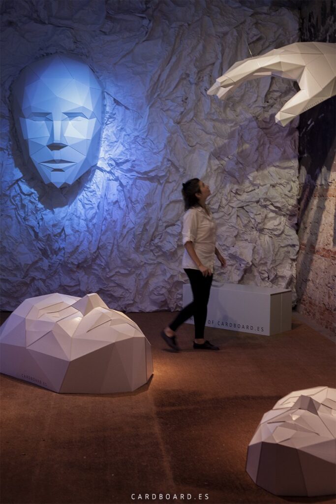 escenografia-de-cartón-mano-facetada