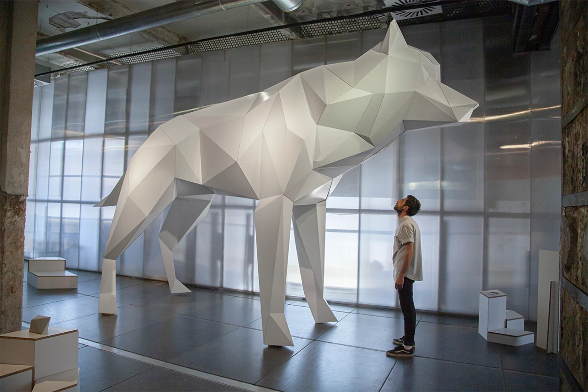 lobo gigante con diseño de cartón, creada por cardboard.es
