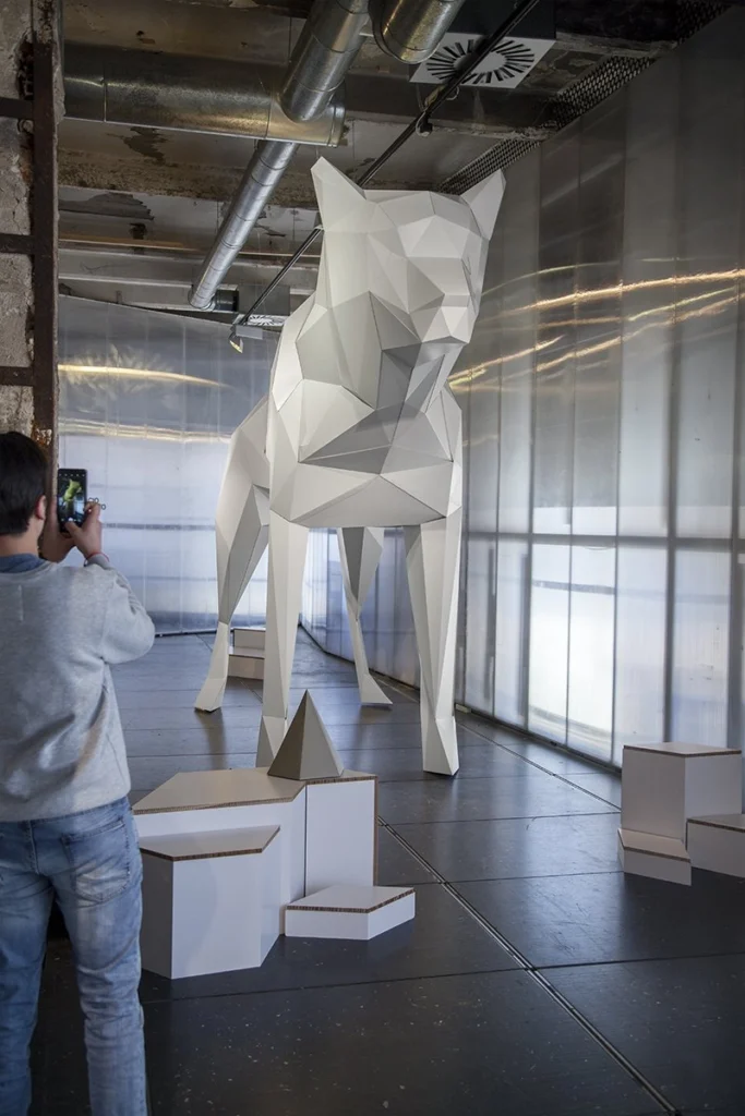 lobo-de-cartón-gigante-cardboard-wolf-lovecarton