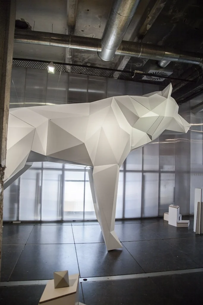 lobo-cartón-gigante-eventos-marca-cardboard