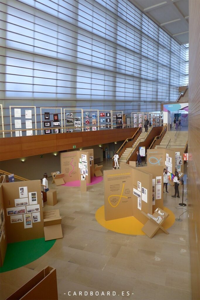 Vista aérea de evento sostenible con estructuras de cartón en el Kursaal