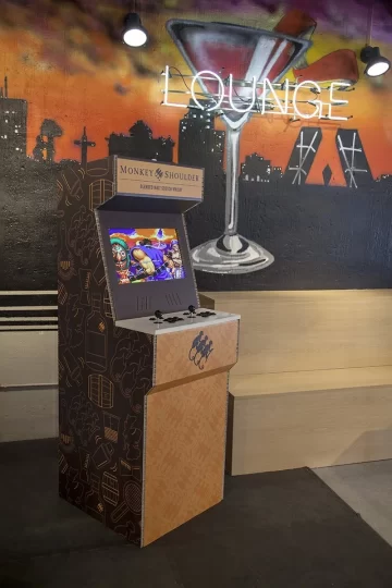 Máquina arcade de cartón personalizada totalmente impresa en bar moderno de estilo industrial