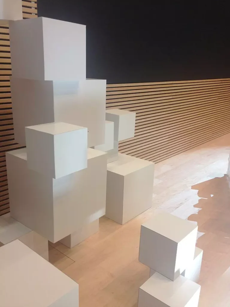 decoración-con-cubos-de-cartón-evento