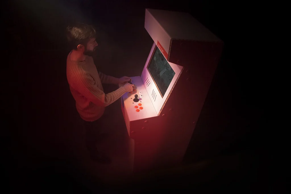 cardboard-arcade-cabinet-maquina_recreativa_carton-videojuego_3_11zon
