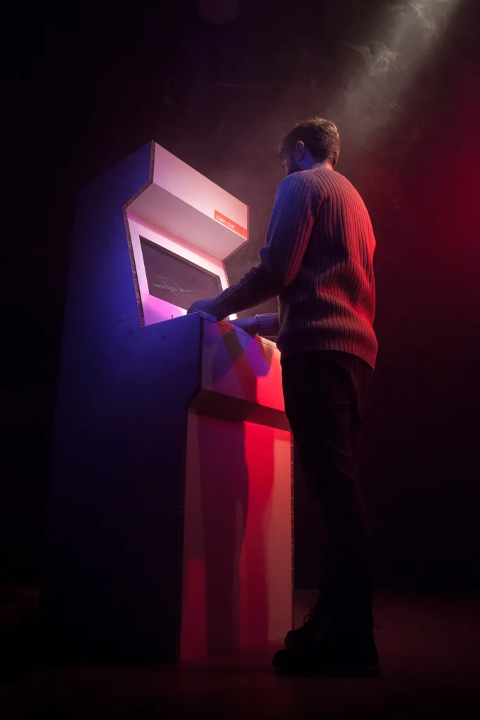 cardboard-arcade-cabinet-maquina-recreativa-carton-videojuegos-mame
