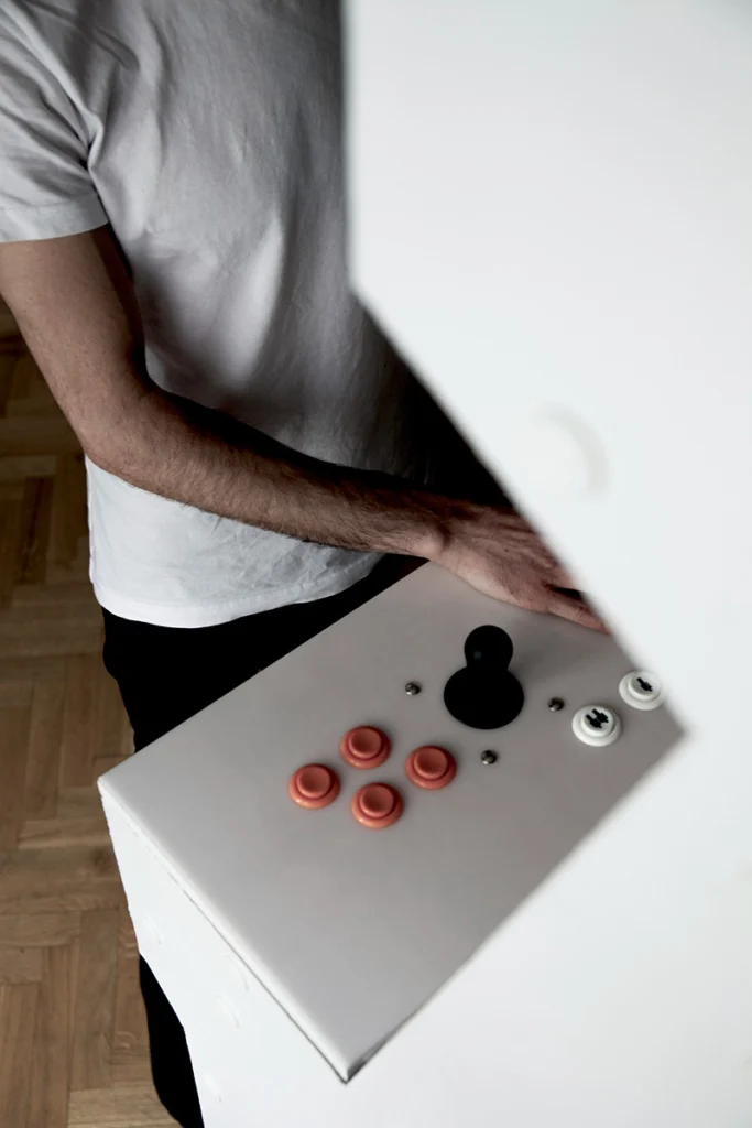 maquina-recreativa-de-cartón-arcade-ecológica-mandos-extraibles