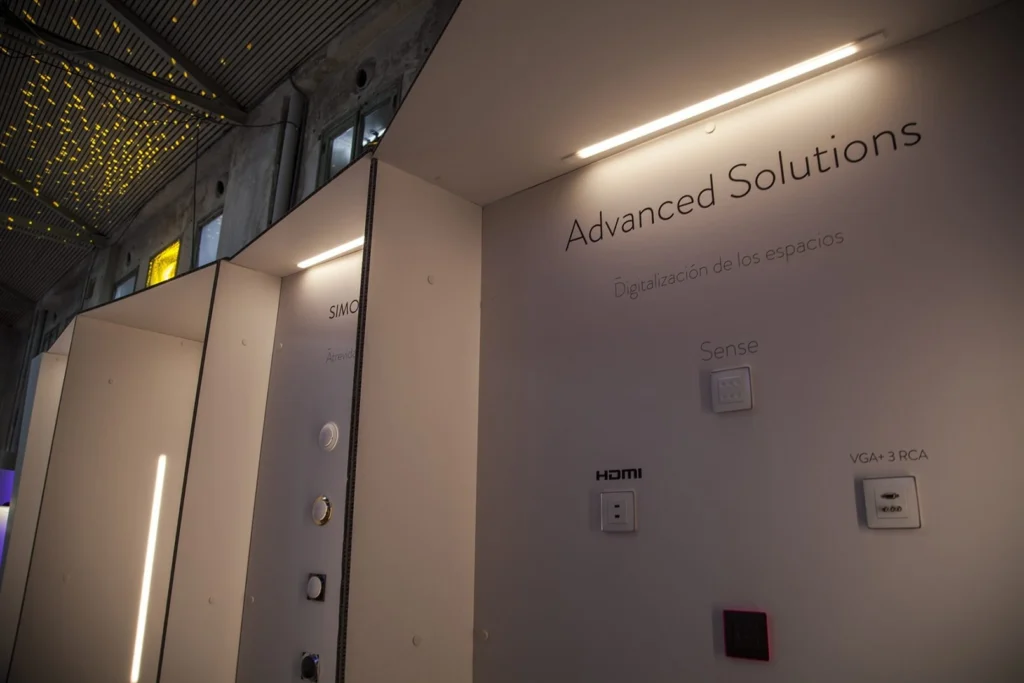 stand-de-cartón-personalizado-decoraccion-simon-casetasdecarton