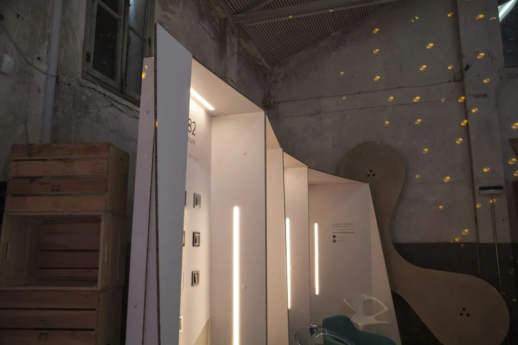 stand-de-cartón-personalizado-arquitectura-eventos-simon