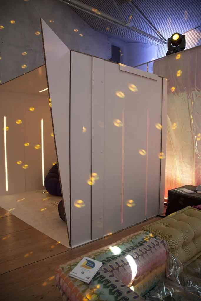 stand-de-cartón-personalizado-casetas-evento-simon