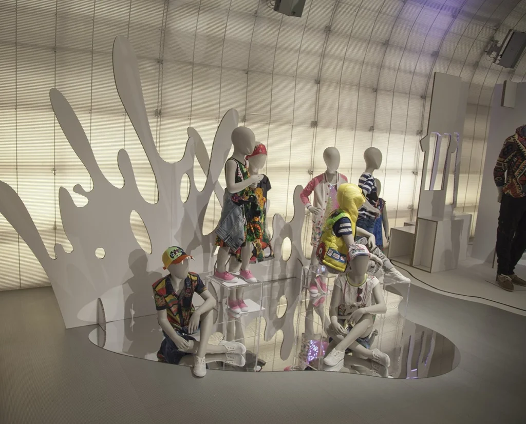 stand-de-carton-evento-moda-desigual