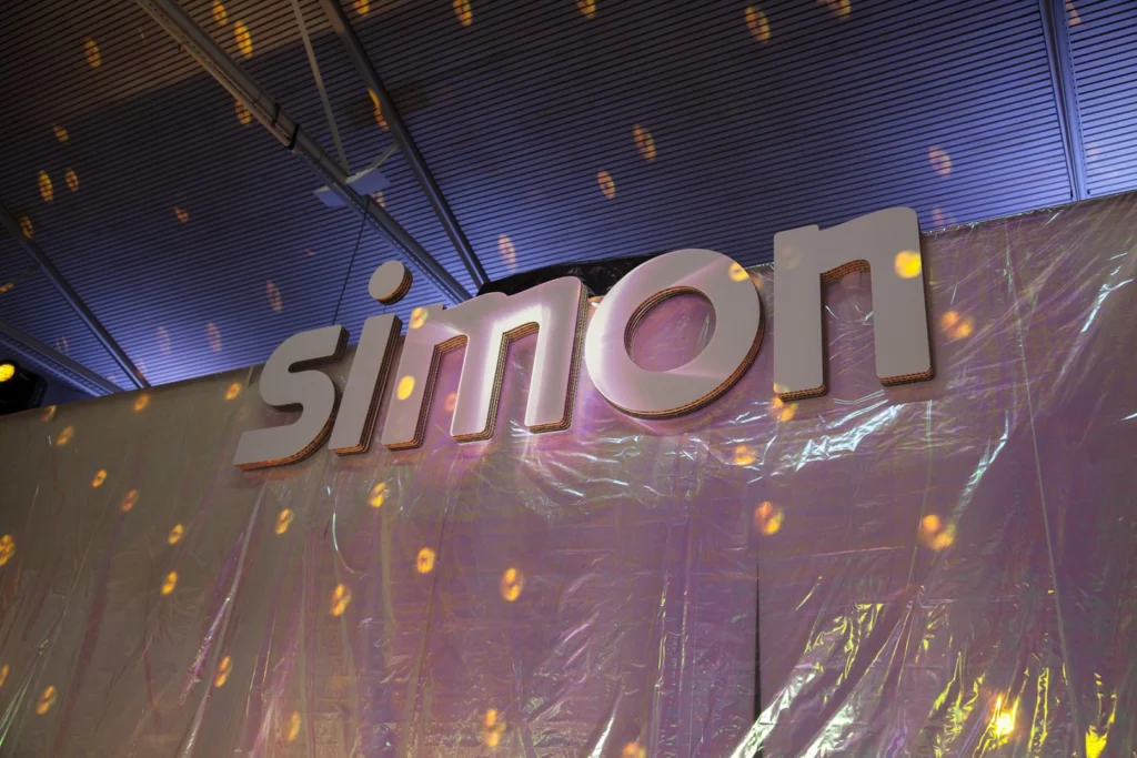 stand-de-cartón-personalizado-logo-simon