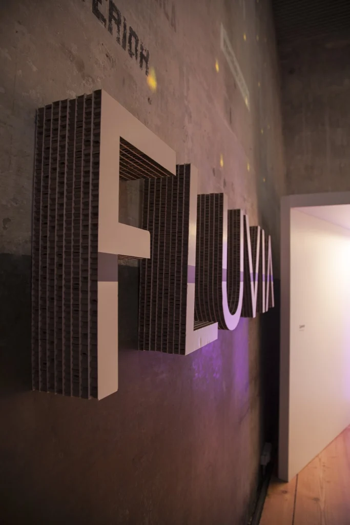 stand-de-cartón-personalizado-logo-fluvia