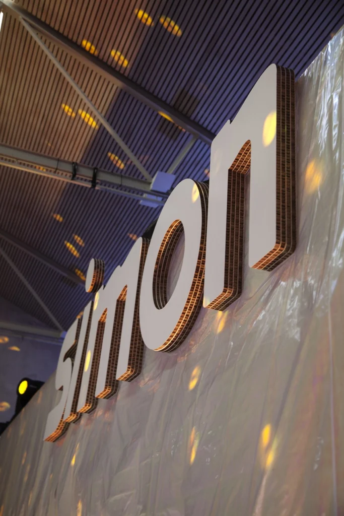 Logotipo corpóreo de cartón de SIMON diseñado por Cardboard para DecorAcción Madrid