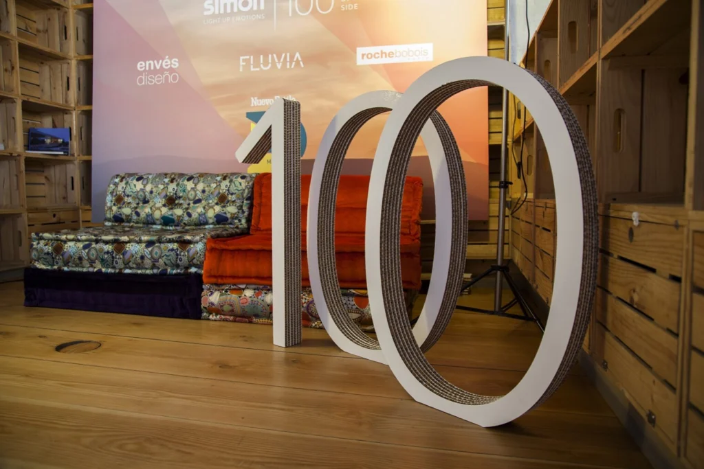 stand-de-cartón-personalizado-logo-100-años-simon
