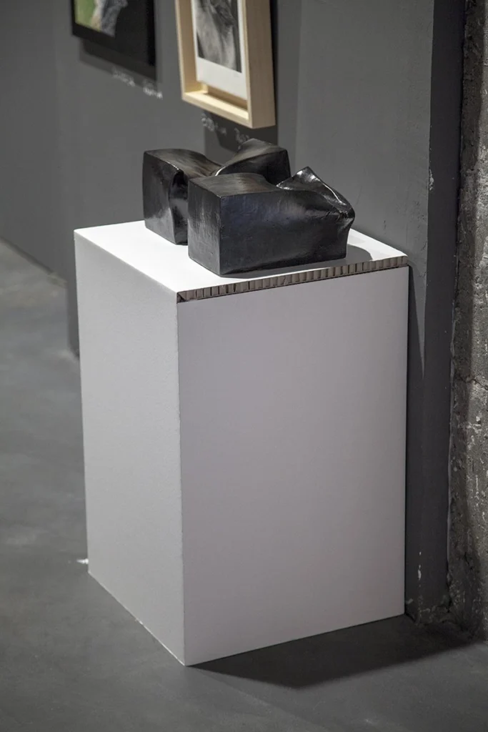 peanas-de-cartón-para-exposición-de-arte-museos-galerias