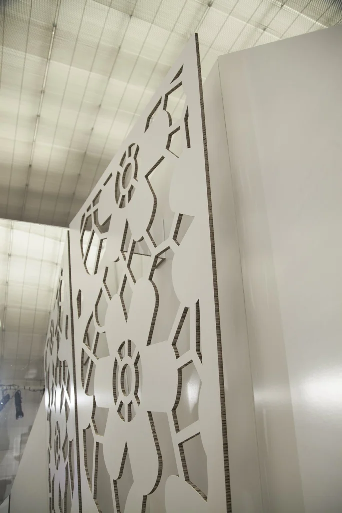 stand-de-carton-evento-pared-facetada