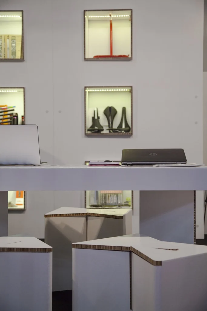 cardboard-projects-stand-carton-disenoamedida-plegable-estanteria-cubosiluminados-unibike-smileriding_15_11zon