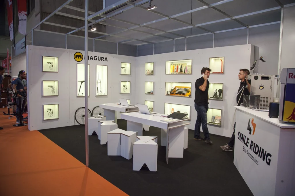 cardboard-stand-carton-unibike-disenoamedida-arquitectura-efimera-plegable